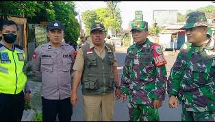 https://www.gardatipikornews.com/humanis-bhabinkamtibmas-polsek-kadudampit-kota-sukabumi-bersihkan-longsoran-tembok-rumah-warga
