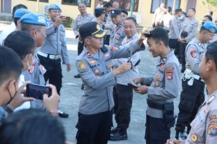 https://www.gardatipikornews.com/babinsa-desa-bojong-sempu-serma-maryulis-personil-koramil-0621-22-parung-laksanakan-komsos-bersama