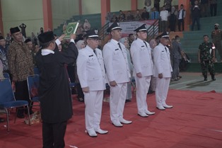 https://www.gardatipikornews.com/suasana-haru-saat-keluarga-penjualan-gorengan-dapat-bantuan-rutilahu-dari-kapolres-sukabumi