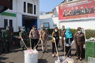 https://www.gardatipikornews.com/ketua-knpi-mimika-dampingi-ketua-mpi-mimika-berikan-bantuan-alat-tulis-di-kampung-aikawapuka