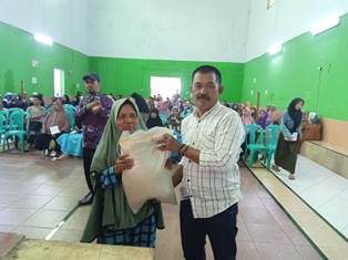 https://www.gardatipikornews.com/peduli-lansia-bhayangkari-polsek-nyalindung-polres-sukabumi-berikan-bantuan-sembako-dan-layanan-kesehatan