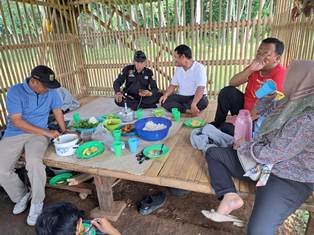 https://www.gardatipikornews.com/emak-emak-cucurak-di-betonisasi-bersyukur-jalan-yang-rusak-sudah-diperbaiki-pemdes-kuripan