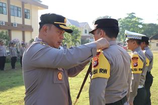 https://www.gardatipikornews.com/beri-motivasi-kapolres-sukabumi-kota-kunjungi-personel-polri-yang-menderita-sakit-menahun
