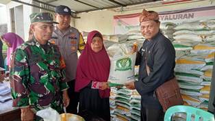 https://www.gardatipikornews.com/pemerintah-melalui-bulog-salurkan-bantuan-beras-seberat-10-kg-kepada-935-kpm-di-desa-sukahening