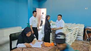https://www.gardatipikornews.com/secara-simbolis-kepala-desa-dirgahayu-kadipaten-salurkan-bantuan-pangan-beras-dari-bulog-kepada-760-kpm