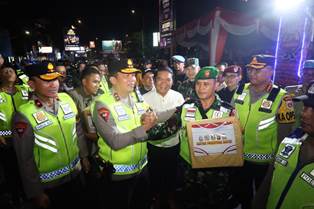 https://www.gardatipikornews.com/amankan-perayaan-tahun-baru-2024-polsek-kronjo-gelar-apel-gabungan-bersama-koramil-camat-dan-ormas