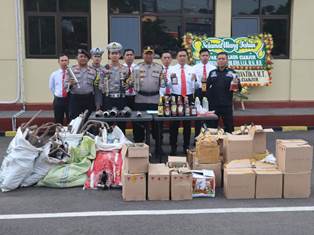 https://www.gardatipikornews.com/bangunan-sd-puncak-tugu-desa-pabuaran-ambruk-kegiatan-belajar-siswa-terpaksa-dialihkan-sementara