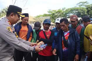 https://www.gardatipikornews.com/dirksimsus-polda-kepri-hadiri-kegiatan-konferensi-pers-penyelundupan-benih-bening-lobster-sebanyak-237-305-benih-bening-lobster-senilai-rp-236-miliar