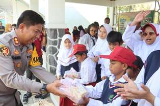 https://www.gardatipikornews.com/warga-masyarakat-desa-bangbayang-kecamatan-tegalbuleud-memperbaiki-jembatan-jalan-kabupaten-yang-sudah-rusak