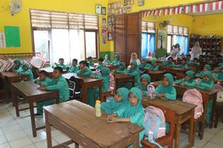 https://www.gardatipikornews.com/babinsa-koramil-temayang-bojonegoro-bersama-warga-babatan-kedungsari-bersihkan-puing-puing-rumah-terbakar
