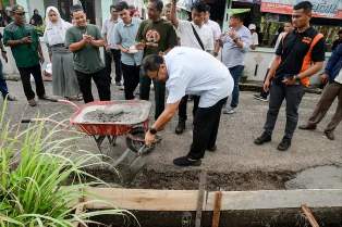 https://www.gardatipikornews.com/pelantikan-dan-orientasi-kpps-desa-ciseeng-kecamatan-ciseeng-pada-pemilihan-kepala-daerah-tahun-2024-berlangsung-di-rm-ibu-lela