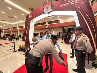 https://www.gardatipikornews.com/polsek-lingsar-dampingi-kelompok-tani-ikuti-penyuluhan-tentang-obat-pertanian