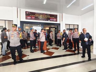 https://www.gardatipikornews.com/berkunjung-ke-hamparan-perak-dr-asri-ludin-tambunan-berziarah-hingga-makan-bersama-masyarakat