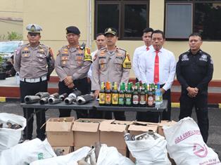 https://www.gardatipikornews.com/jalan-rusak-parah-dan-berlubang-dikampung-tua-masyarakat-minta-pemerintah-segera-memperbaikinya