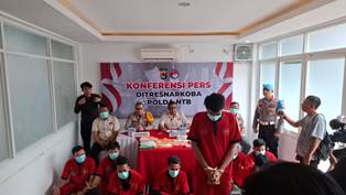 https://www.gardatipikornews.com/kembali-menggeledah-kediaman-residivis-narkoba-petugas-temukan-476-gram-shabu-yang-disembunyikan-dalam-megicom