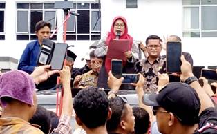 https://www.gardatipikornews.com/10-hari-terlewati-pasca-bencana-alam-tanah-bergerak-warga-desa-waringinsari-yang-mengungsi-masih-menambakan-bantuan-sembako-serta-selimut