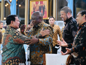https://www.gardatipikornews.com/diplomasi-batik-di-istana-merdeka-momen-presiden-afrika-selatan-dan-brasil-kenakan-batik-saat-dijamu-prabowo