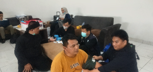https://www.gardatipikornews.com/kobaran-api-di-tengah-sawah-warga-dan-damkar-berjibaku-padamkan-rumah-yang-terbakar-di-cidadap