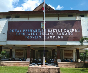 https://www.gardatipikornews.com/kadis-disbunak-tanggamus-henri-fatra-kunjungi-kandang-ayam-percontohan-cv-ayyomi-farm